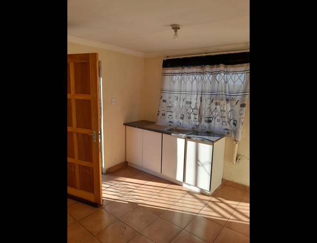 6 BEDROOM HOUSE FOR SALE IN LEACHVILLE EXT 3